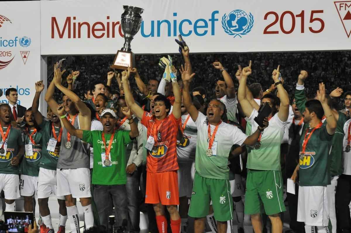 Apesar da perda do Mineiro, jogadores da Caldense comemoraram o vice e o ttulo de campeo do interior