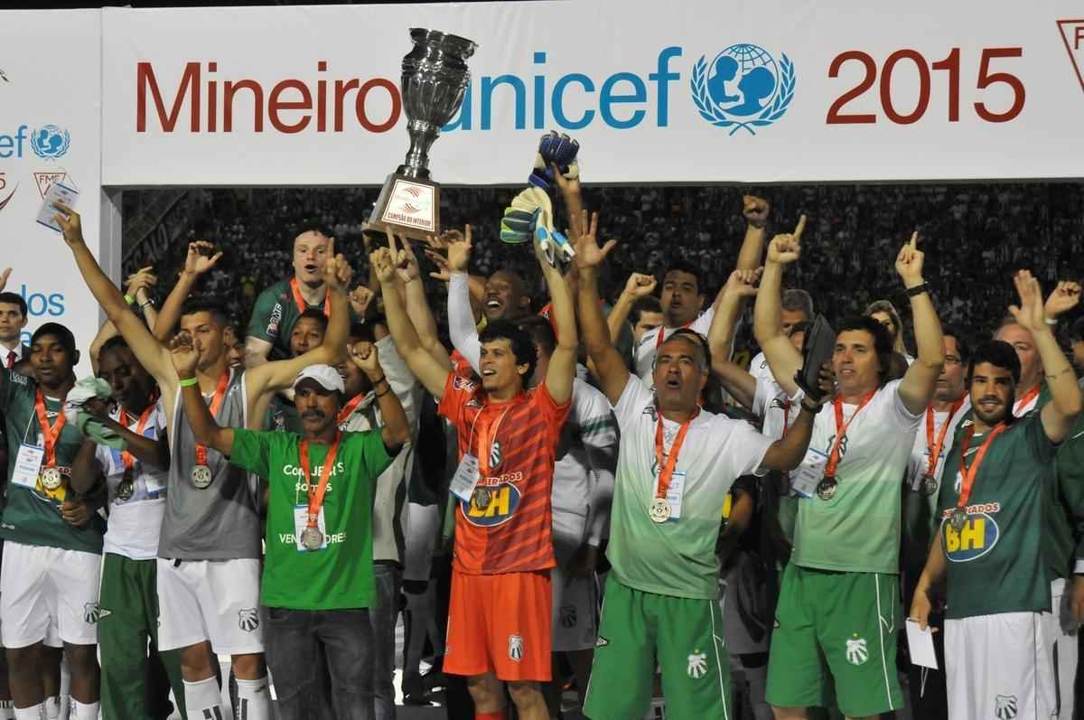 Apesar da perda do Mineiro, jogadores da Caldense comemoraram o vice e o ttulo de campeo do interior