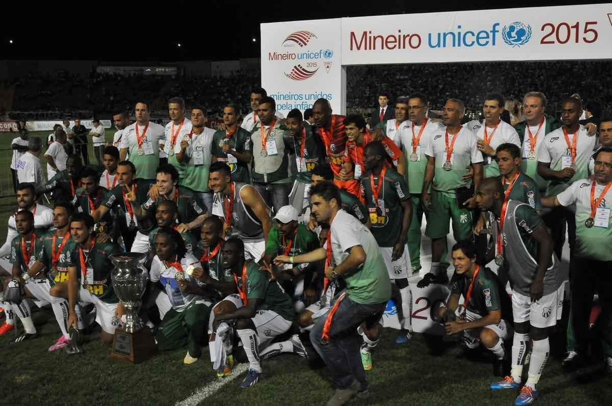 Apesar da perda do Mineiro, jogadores da Caldense comemoraram o vice e o ttulo de campeo do interior