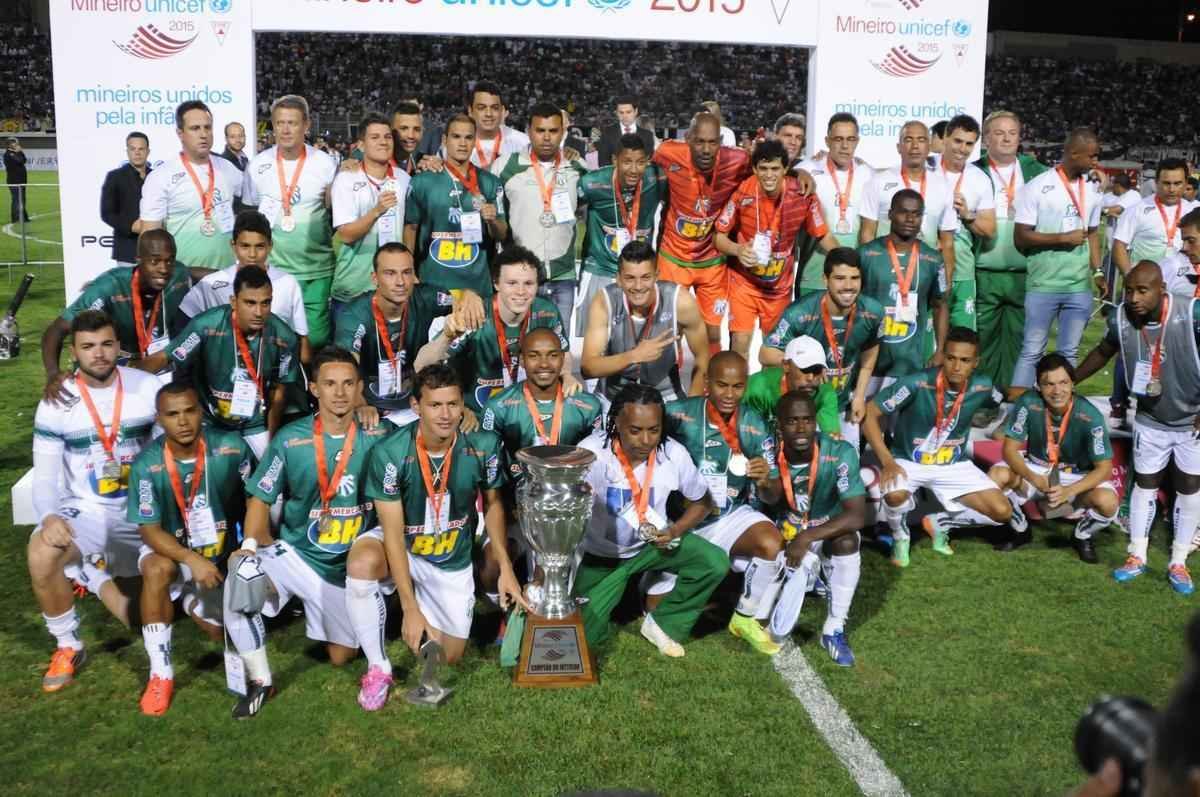Apesar da perda do Mineiro, jogadores da Caldense comemoraram o vice e o ttulo de campeo do interior