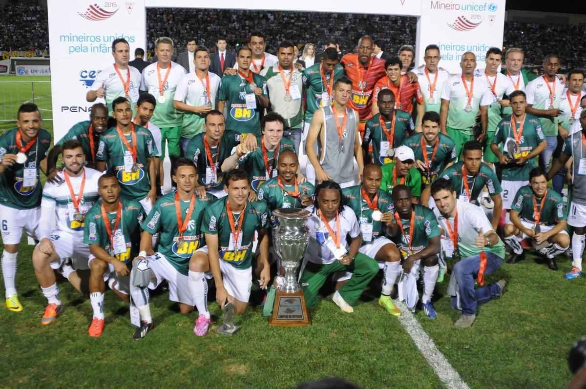 Apesar da perda do Mineiro, jogadores da Caldense comemoraram o vice e o ttulo de campeo do interior