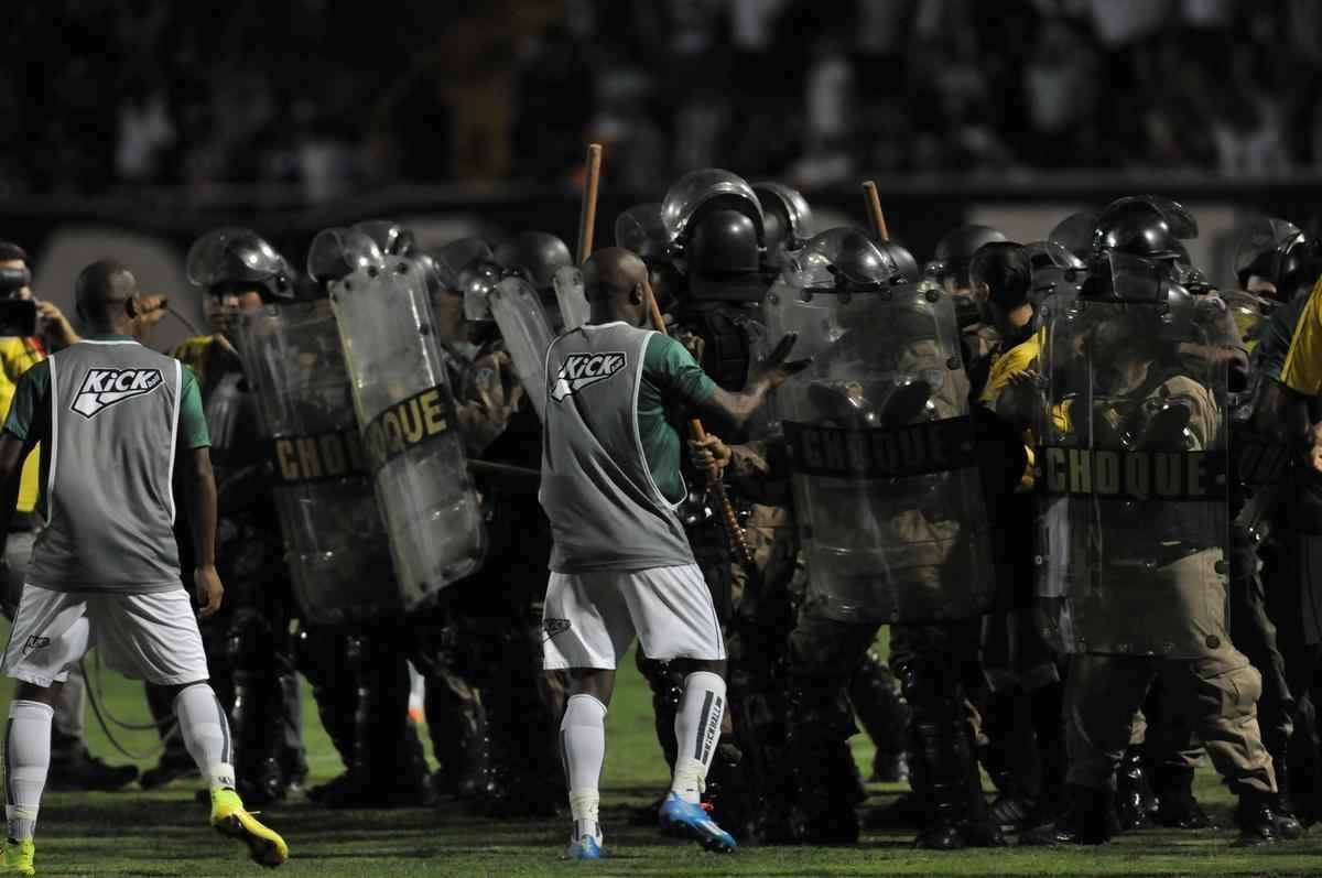 Jogadores, comisso tcnica e diretores da Caldense pressionaram os rbitros da partida aps a derrota por 2 a 1 para o Atltico e questionaram o impedimento de J, autor do segundo gol atleticano. Polcia Militar teve trabalho no Estdio Dilzon Melo para conter os nimos e evitar agresses fsicas.