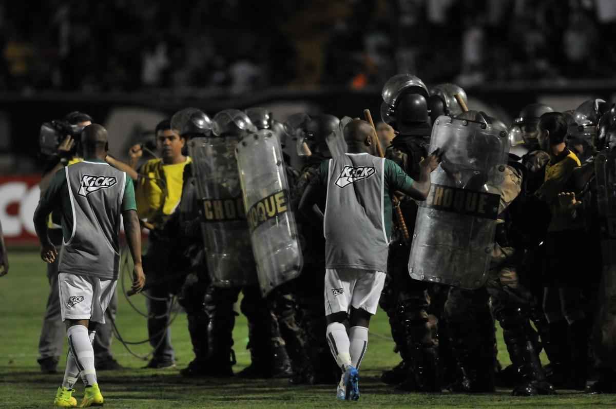 Jogadores, comisso tcnica e diretores da Caldense pressionaram os rbitros da partida aps a derrota por 2 a 1 para o Atltico e questionaram o impedimento de J, autor do segundo gol atleticano. Polcia Militar teve trabalho no Estdio Dilzon Melo para conter os nimos e evitar agresses fsicas.
