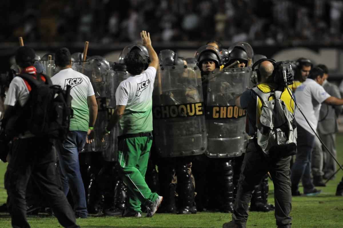 Jogadores, comisso tcnica e diretores da Caldense pressionaram os rbitros da partida aps a derrota por 2 a 1 para o Atltico e questionaram o impedimento de J, autor do segundo gol atleticano. Polcia Militar teve trabalho no Estdio Dilzon Melo para conter os nimos e evitar agresses fsicas.