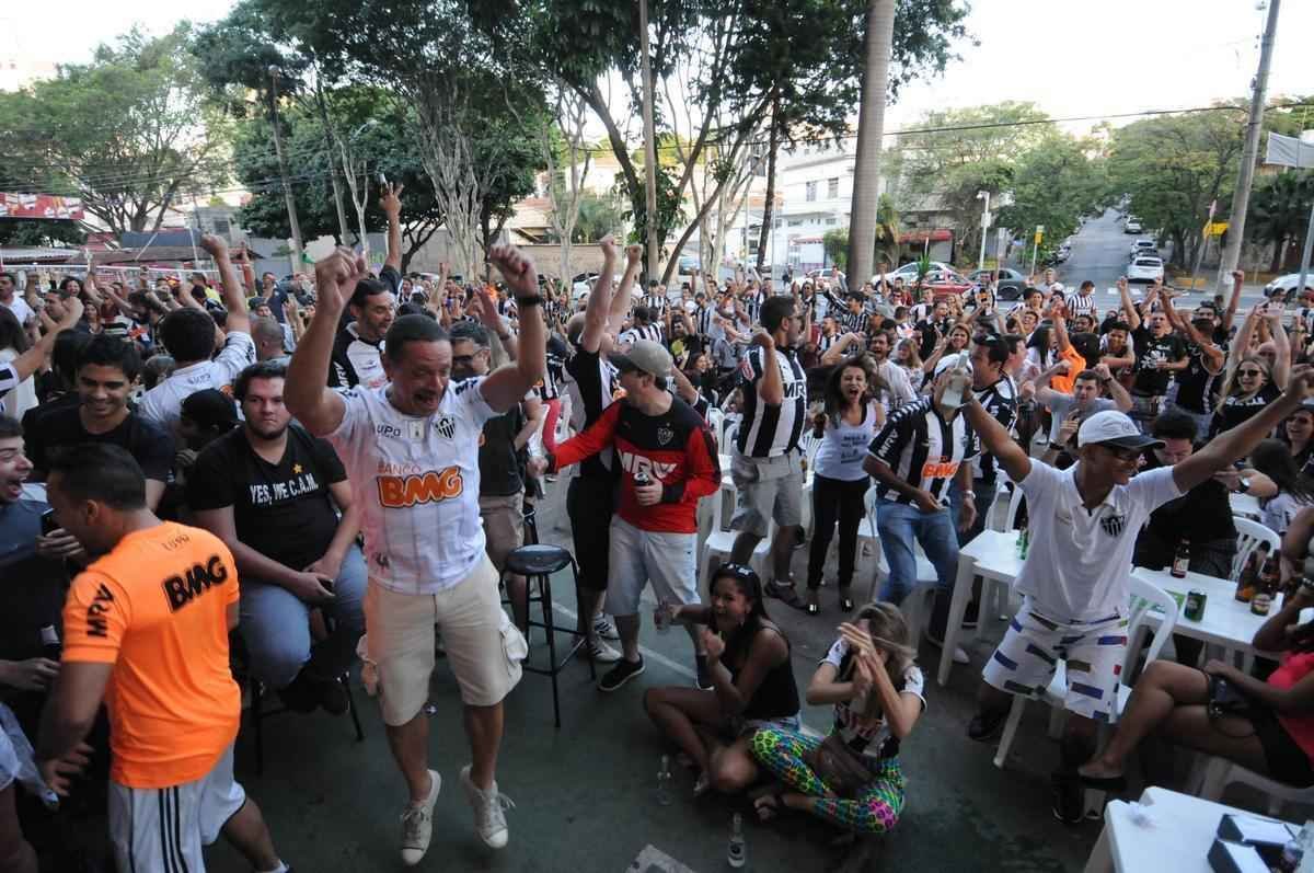 Torcedores do Atltico acompanharam jogo e festejaram ttulo no bar Arena do Espeto, no bairro Horto