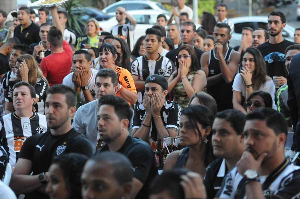 Torcedores do Atltico acompanharam jogo e festejaram ttulo no bar Arena do Espeto, no bairro Horto