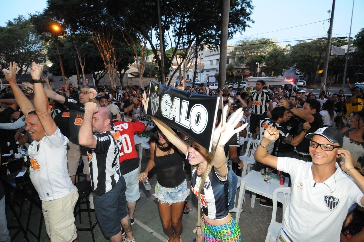Torcedores do Atltico acompanharam jogo e festejaram ttulo no bar Arena do Espeto, no bairro Horto