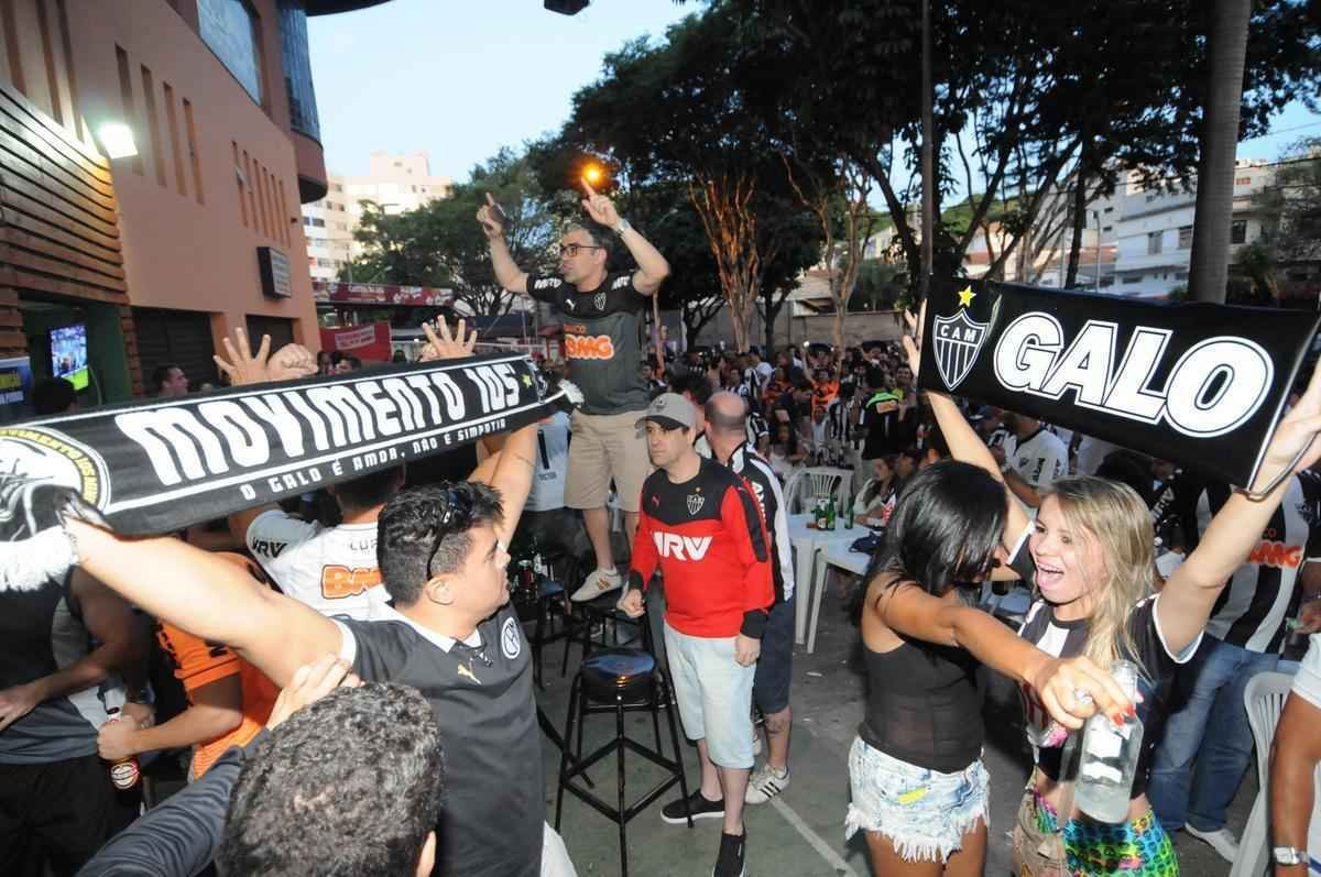 Torcedores do Atltico acompanharam jogo e festejaram ttulo no bar Arena do Espeto, no bairro Horto
