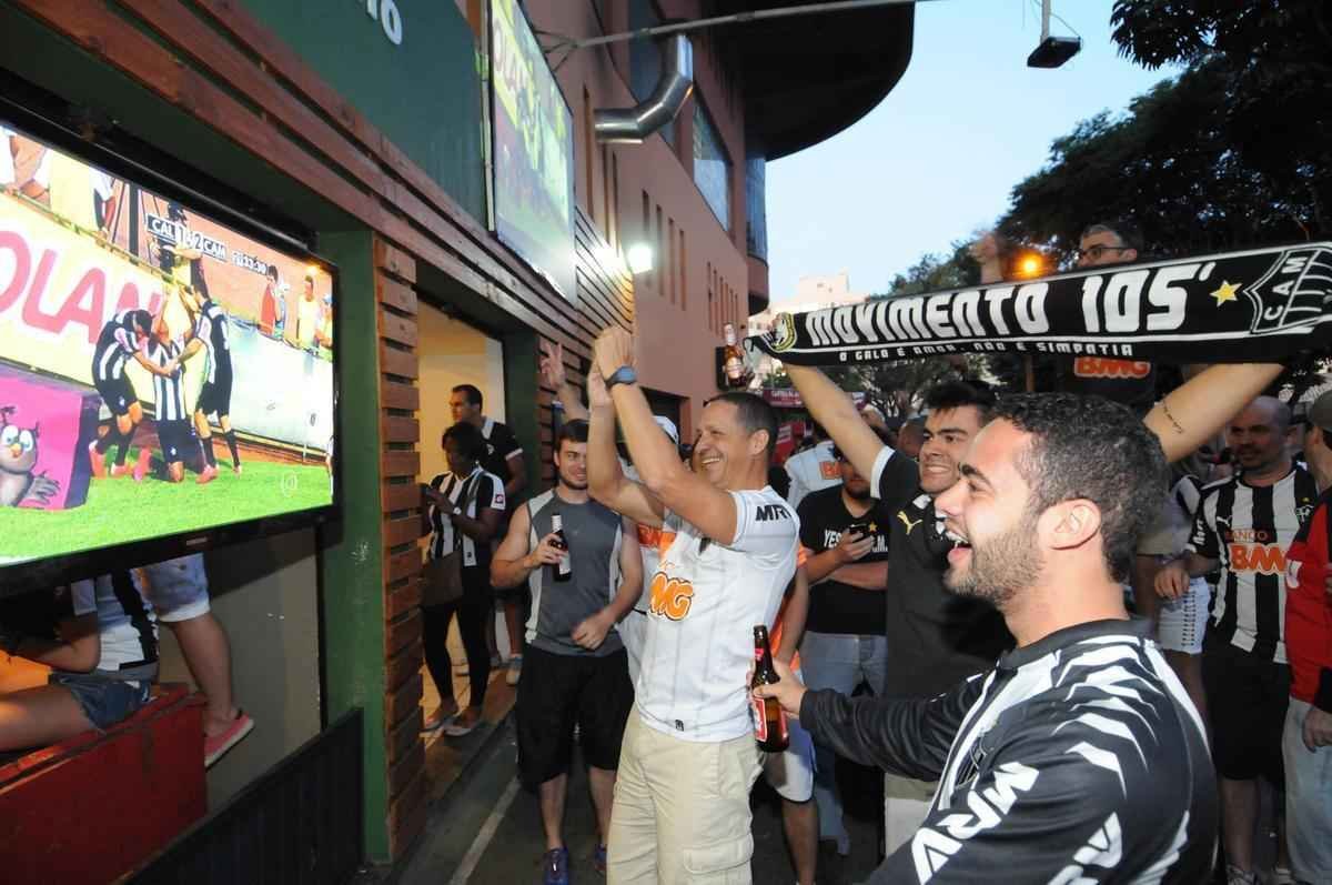 Torcedores do Atltico acompanharam jogo e festejaram ttulo no bar Arena do Espeto, no bairro Horto