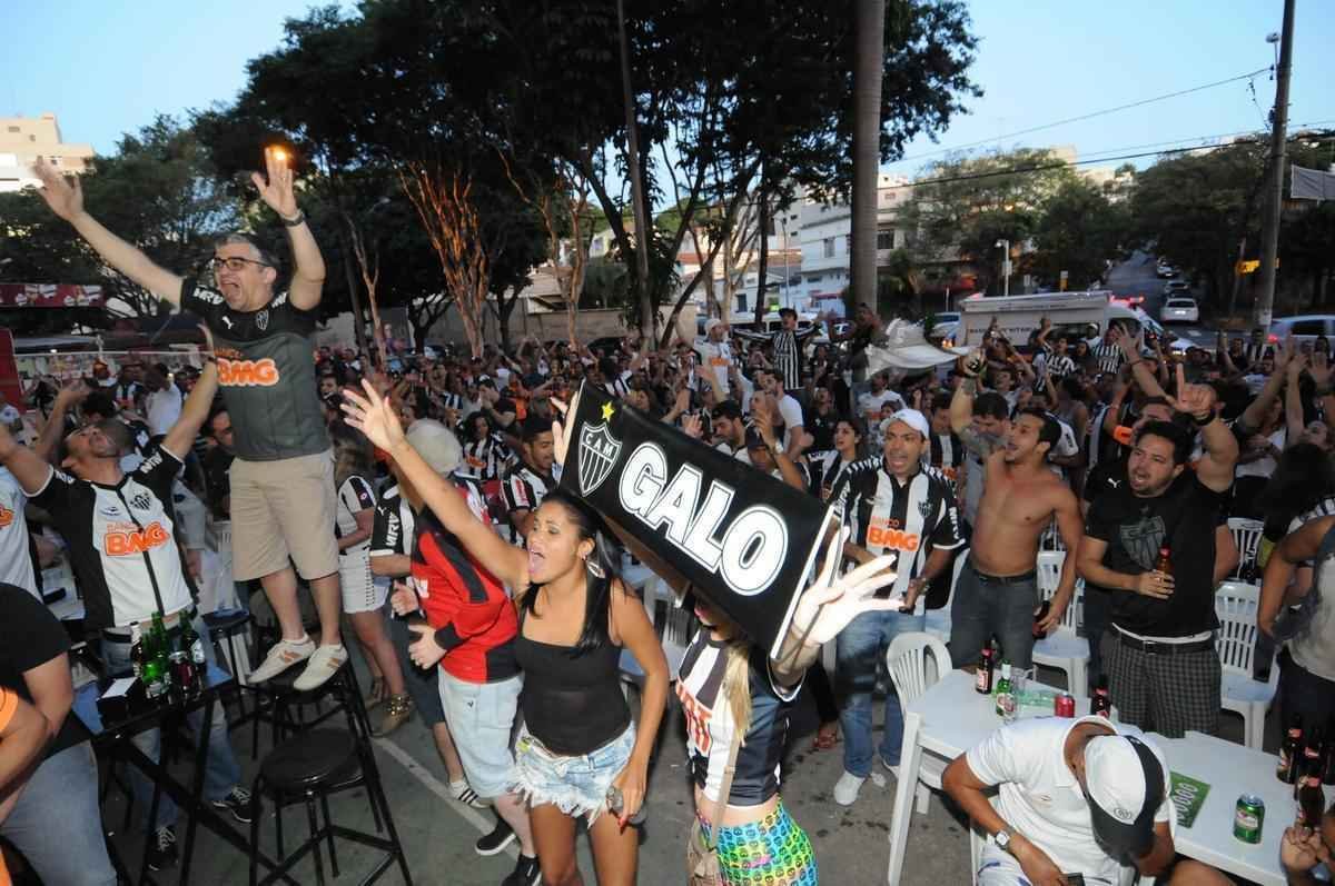 Torcedores do Atltico acompanharam jogo e festejaram ttulo no bar Arena do Espeto, no bairro Horto