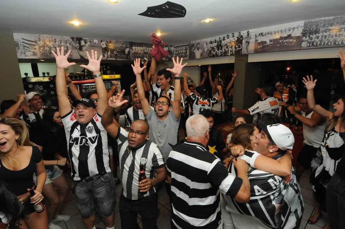 Torcedores do Atltico acompanharam jogo e festejaram ttulo no bar Arena do Espeto, no bairro Horto