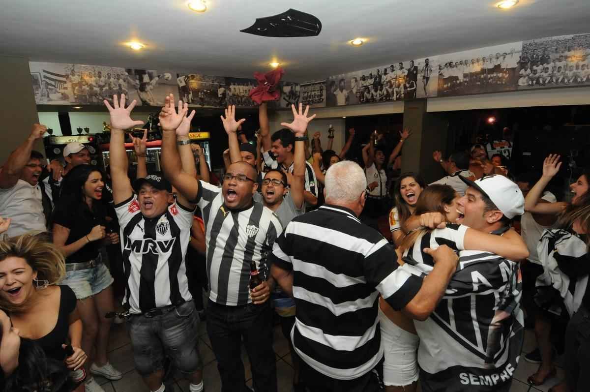 Torcedores do Atltico acompanharam jogo e festejaram ttulo no bar Arena do Espeto, no bairro Horto