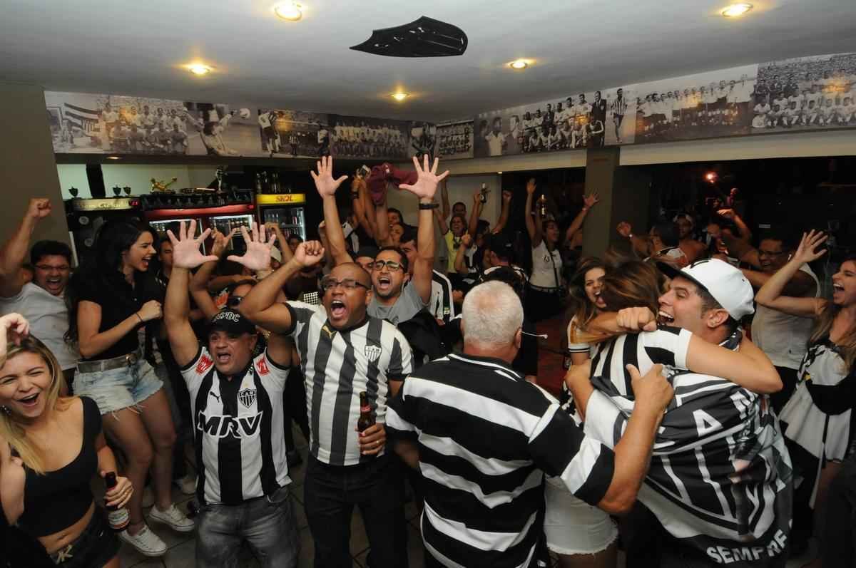 Torcedores do Atltico acompanharam jogo e festejaram ttulo no bar Arena do Espeto, no bairro Horto