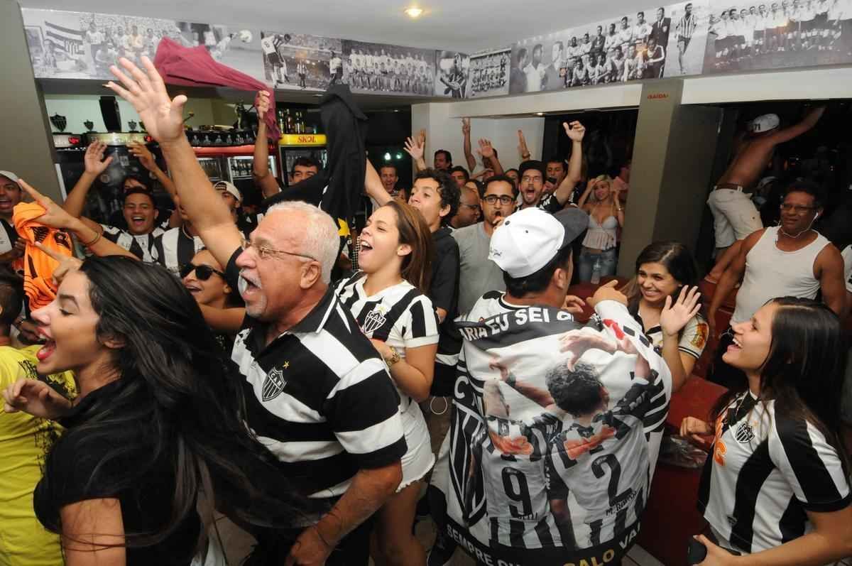 Torcedores do Atltico acompanharam jogo e festejaram ttulo no bar Arena do Espeto, no bairro Horto