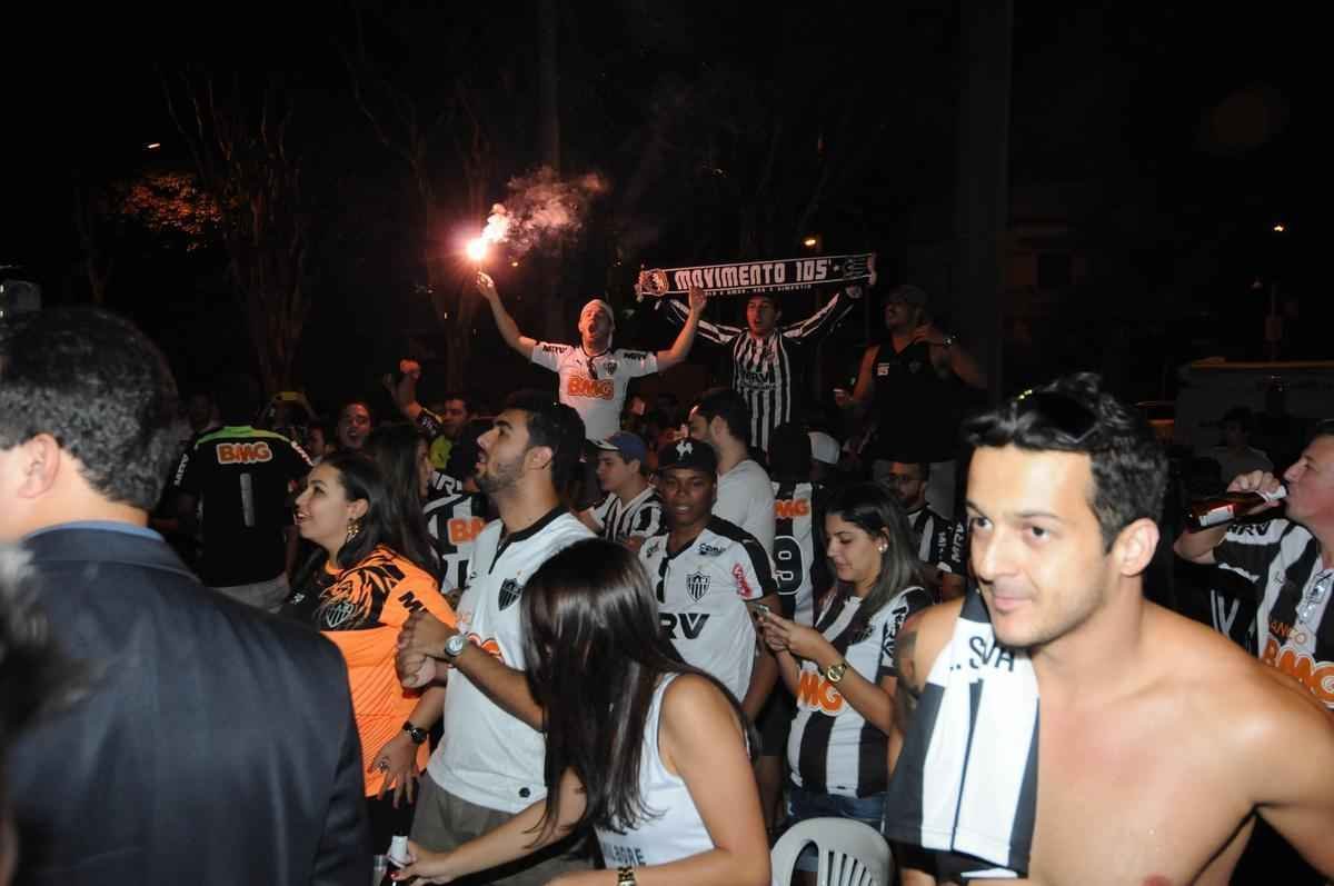 Torcedores do Atltico acompanharam jogo e festejaram ttulo no bar Arena do Espeto, no bairro Horto