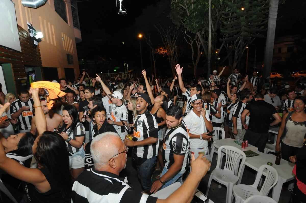 Torcedores do Atltico acompanharam jogo e festejaram ttulo no bar Arena do Espeto, no bairro Horto