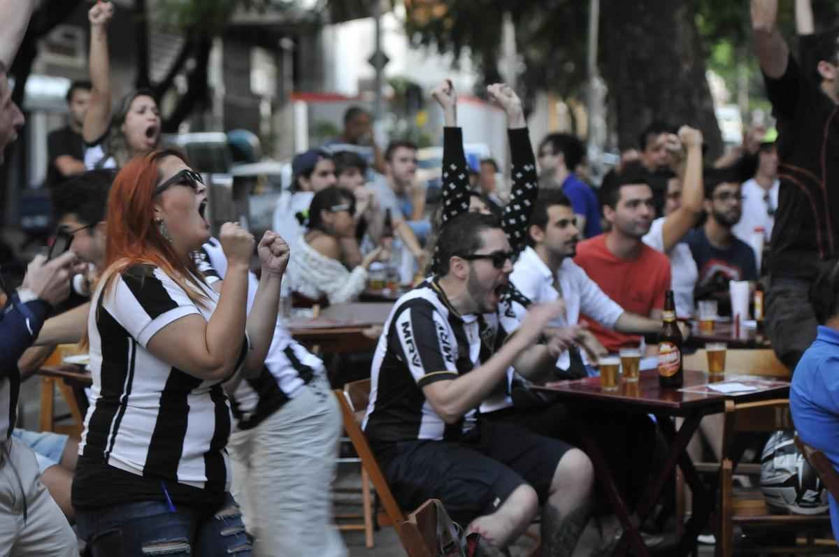 Torcedores tambm vibraram e festejaram a conquista na Savassi