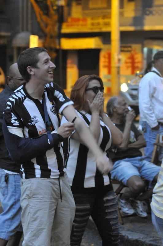 Torcedores tambm vibraram e festejaram a conquista na Savassi