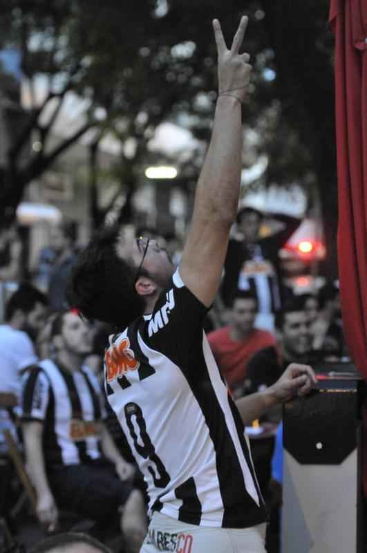 Torcedores tambm vibraram e festejaram a conquista na Savassi