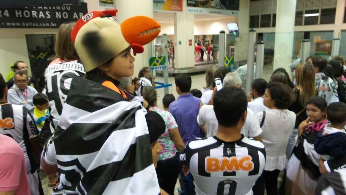 Jogadores do Atltico foram recebidos no Aeroporto da Pampulha na noite deste domingo por dezenas de torcedores e voltaram a erguer a taa. O atacante J, autor do gol do ttulo sobre a Caldense, em Varginha, foi um dos mais festejados. Pratto, Luan, Dtolo e o tcnico Levir Culpi estiveram entre os mais badalados para fotos e autgrafos. O Galo chegou ao seu 43 ttulo estadual.