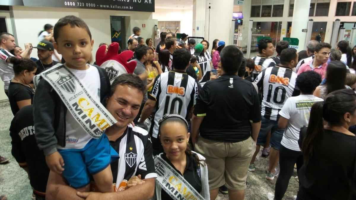 Almirzinho, Almir Baldassini e Camila no Aeroporto da Pampulha