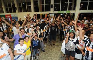 Jogadores ergueram a taa para a torcida no Aeroporto de Pampulha