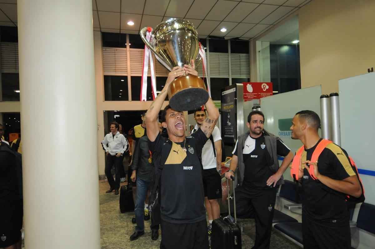 Marcos Rocha ergueu a taa novamente no desembarque do Galo