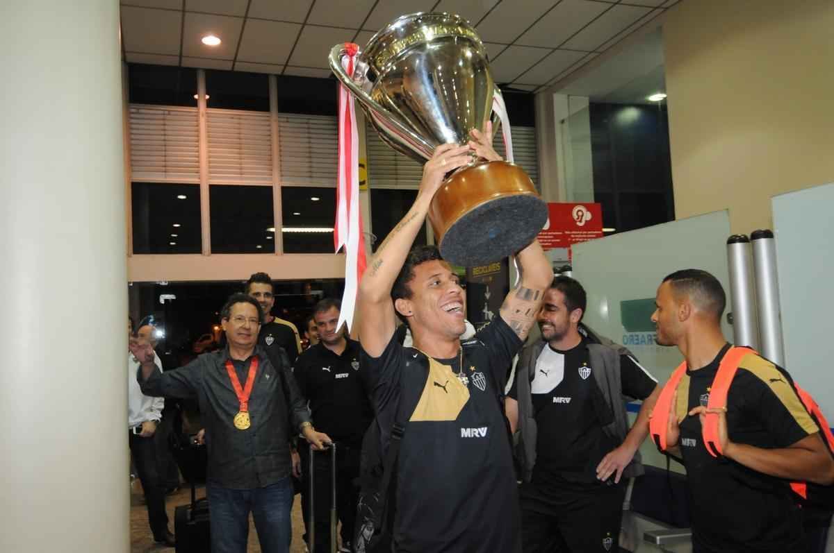 Marcos Rocha ergueu a taa novamente no desembarque do Galo