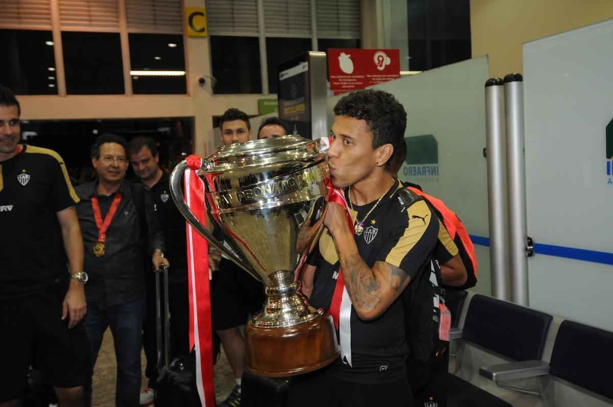 Marcos Rocha ergueu a taa novamente no desembarque do Galo