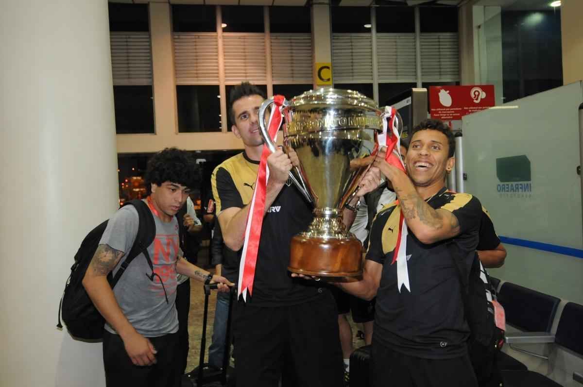 Victor e Marcos Rocha erguem a taa novamente no desembarque do Galo