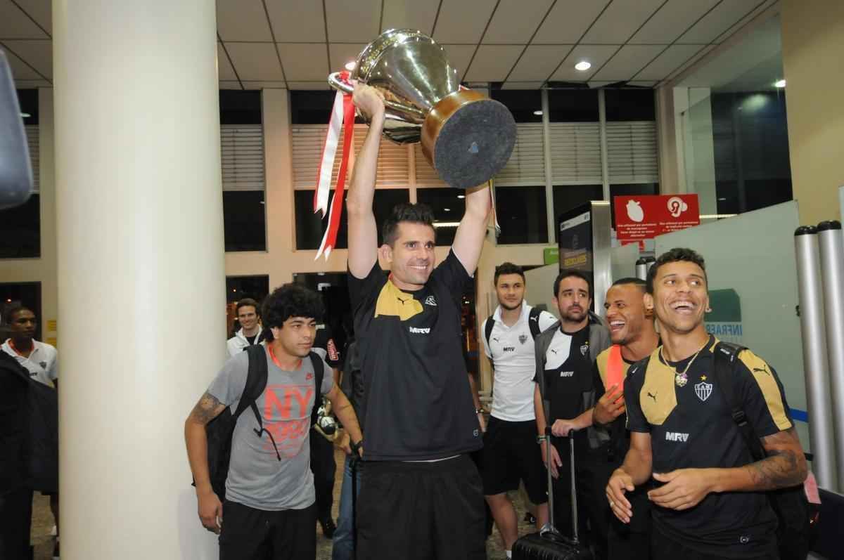 Victor ergueu a taa novamente no desembarque do Galo