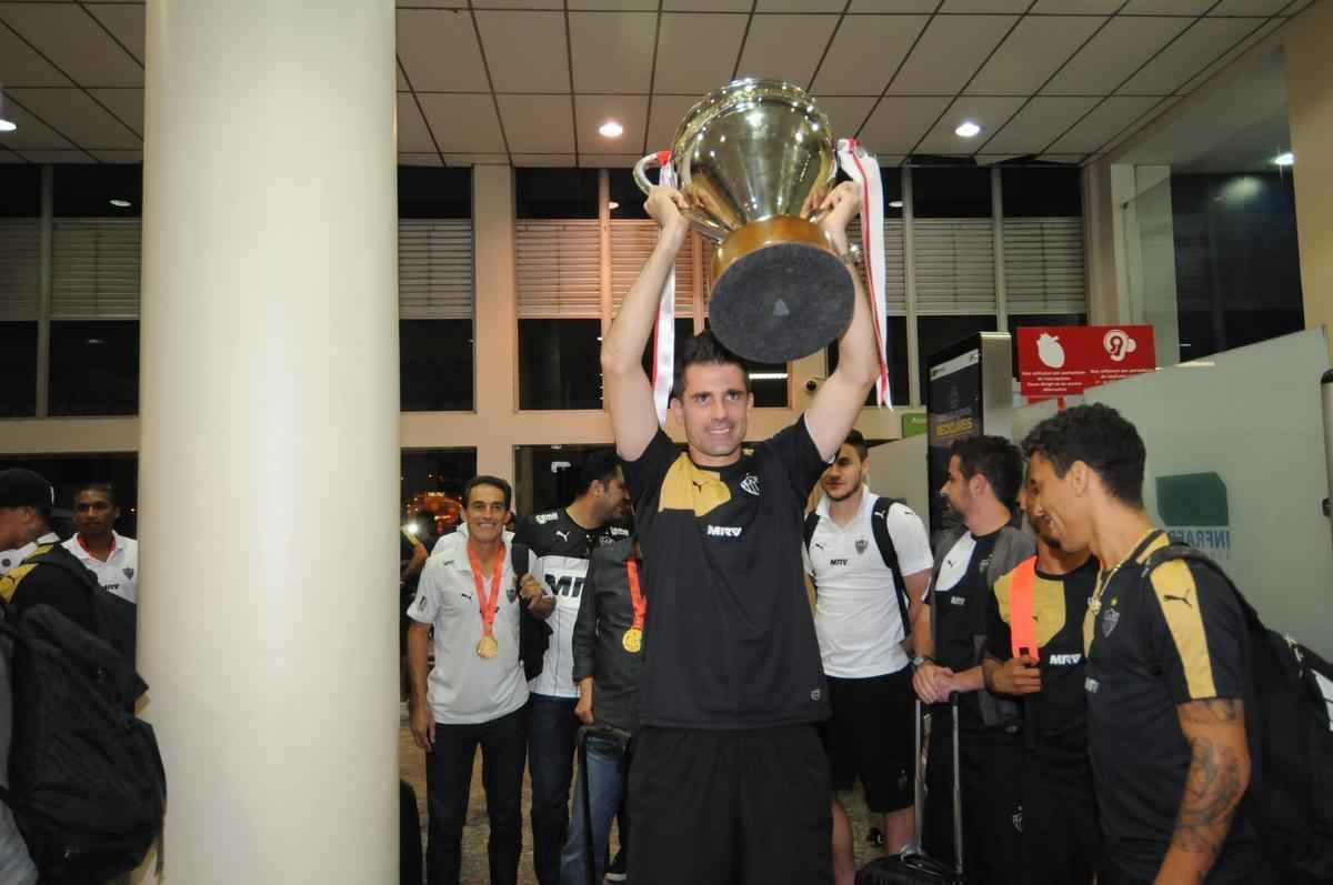 Victor ergueu a taa novamente no desembarque do Galo