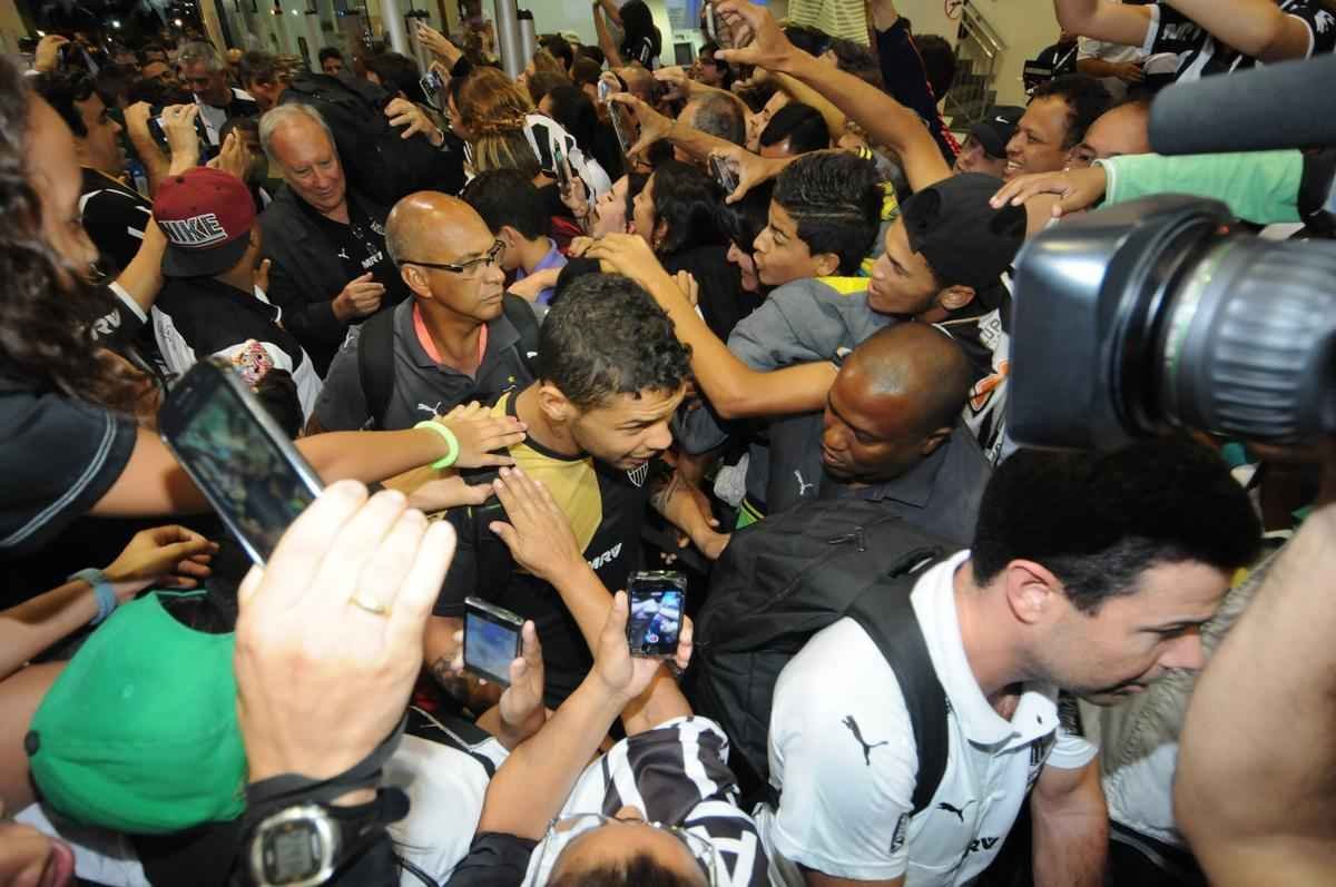 Jogadores do Atltico foram recebidos no Aeroporto da Pampulha na noite deste domingo por dezenas de torcedores e voltaram a erguer a taa. O atacante J, autor do gol do ttulo sobre a Caldense, em Varginha, foi um dos mais festejados. Pratto, Luan, Dtolo e o tcnico Levir Culpi estiveram entre os mais badalados para fotos e autgrafos. O Galo chegou ao seu 43 ttulo estadual.