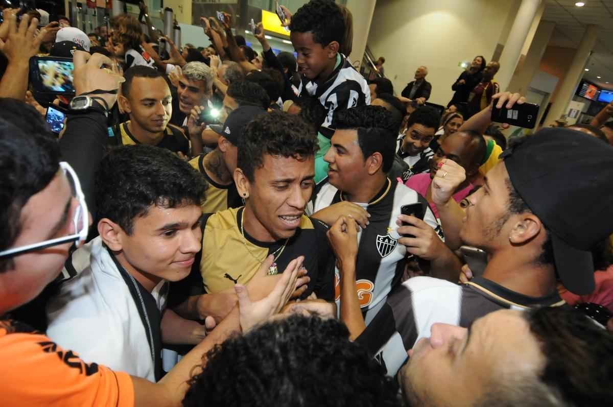 Jogadores do Atltico foram recebidos no Aeroporto da Pampulha na noite deste domingo por dezenas de torcedores e voltaram a erguer a taa. O atacante J, autor do gol do ttulo sobre a Caldense, em Varginha, foi um dos mais festejados. Pratto, Luan, Dtolo e o tcnico Levir Culpi estiveram entre os mais badalados para fotos e autgrafos. O Galo chegou ao seu 43 ttulo estadual.