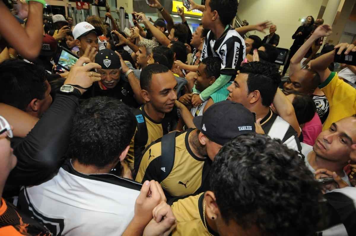 Jogadores do Atltico foram recebidos no Aeroporto da Pampulha na noite deste domingo por dezenas de torcedores e voltaram a erguer a taa. O atacante J, autor do gol do ttulo sobre a Caldense, em Varginha, foi um dos mais festejados. Pratto, Luan, Dtolo e o tcnico Levir Culpi estiveram entre os mais badalados para fotos e autgrafos. O Galo chegou ao seu 43 ttulo estadual.