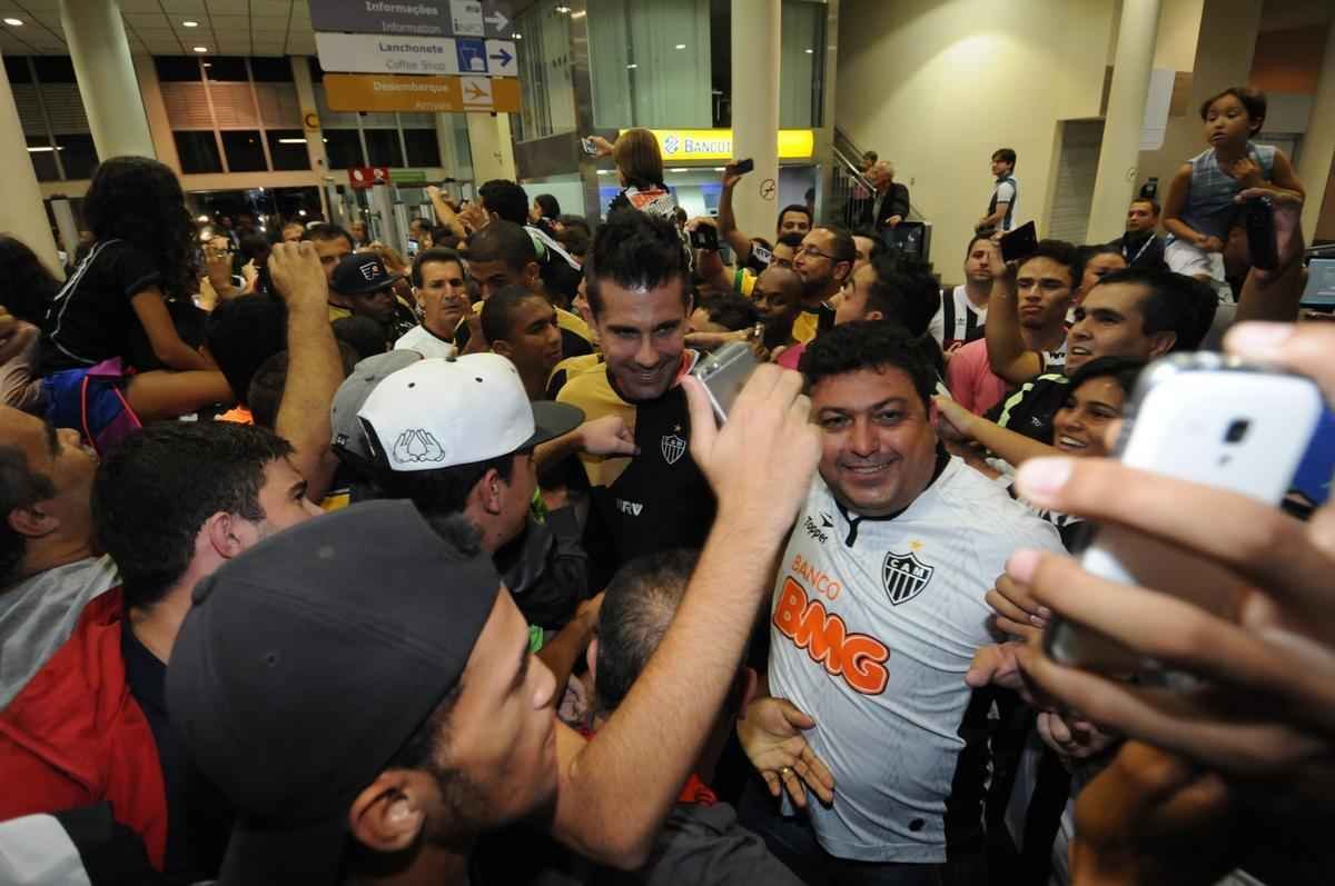 Jogadores do Atltico foram recebidos no Aeroporto da Pampulha na noite deste domingo por dezenas de torcedores e voltaram a erguer a taa. O atacante J, autor do gol do ttulo sobre a Caldense, em Varginha, foi um dos mais festejados. Pratto, Luan, Dtolo e o tcnico Levir Culpi estiveram entre os mais badalados para fotos e autgrafos. O Galo chegou ao seu 43 ttulo estadual.