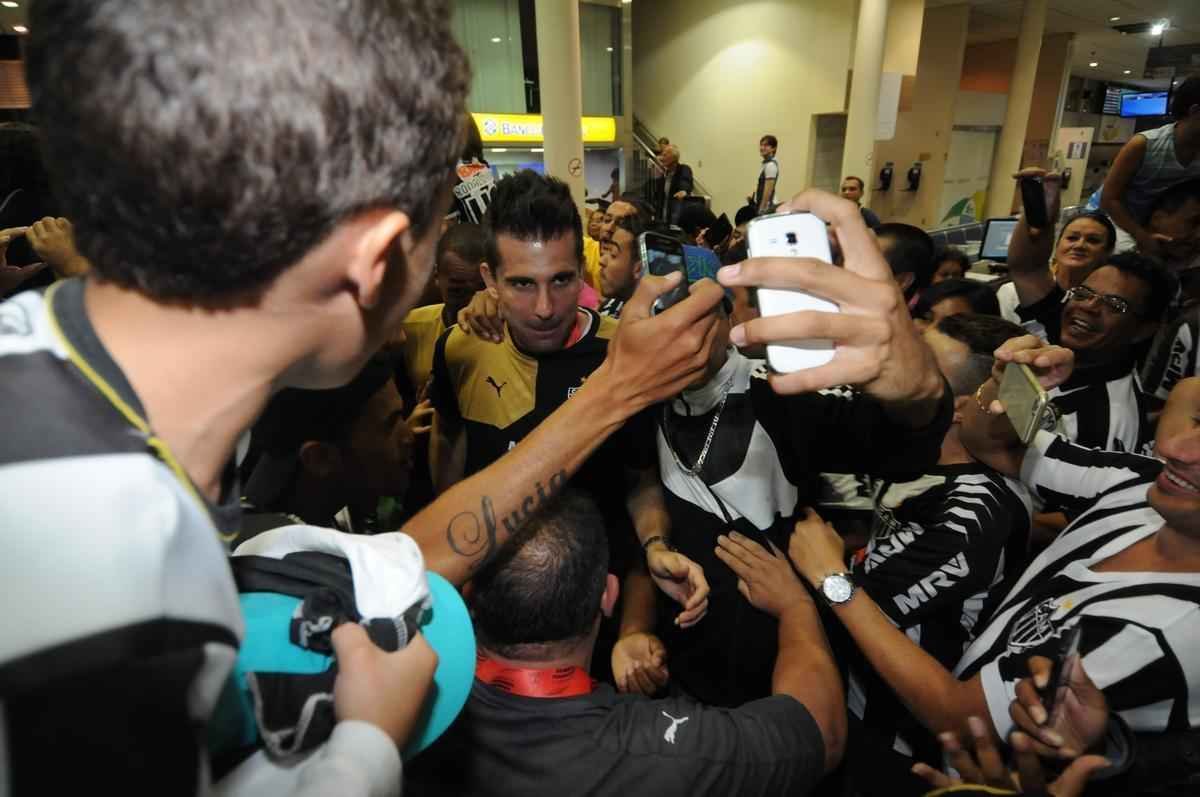 Jogadores do Atltico foram recebidos no Aeroporto da Pampulha na noite deste domingo por dezenas de torcedores e voltaram a erguer a taa. O atacante J, autor do gol do ttulo sobre a Caldense, em Varginha, foi um dos mais festejados. Pratto, Luan, Dtolo e o tcnico Levir Culpi estiveram entre os mais badalados para fotos e autgrafos. O Galo chegou ao seu 43 ttulo estadual.