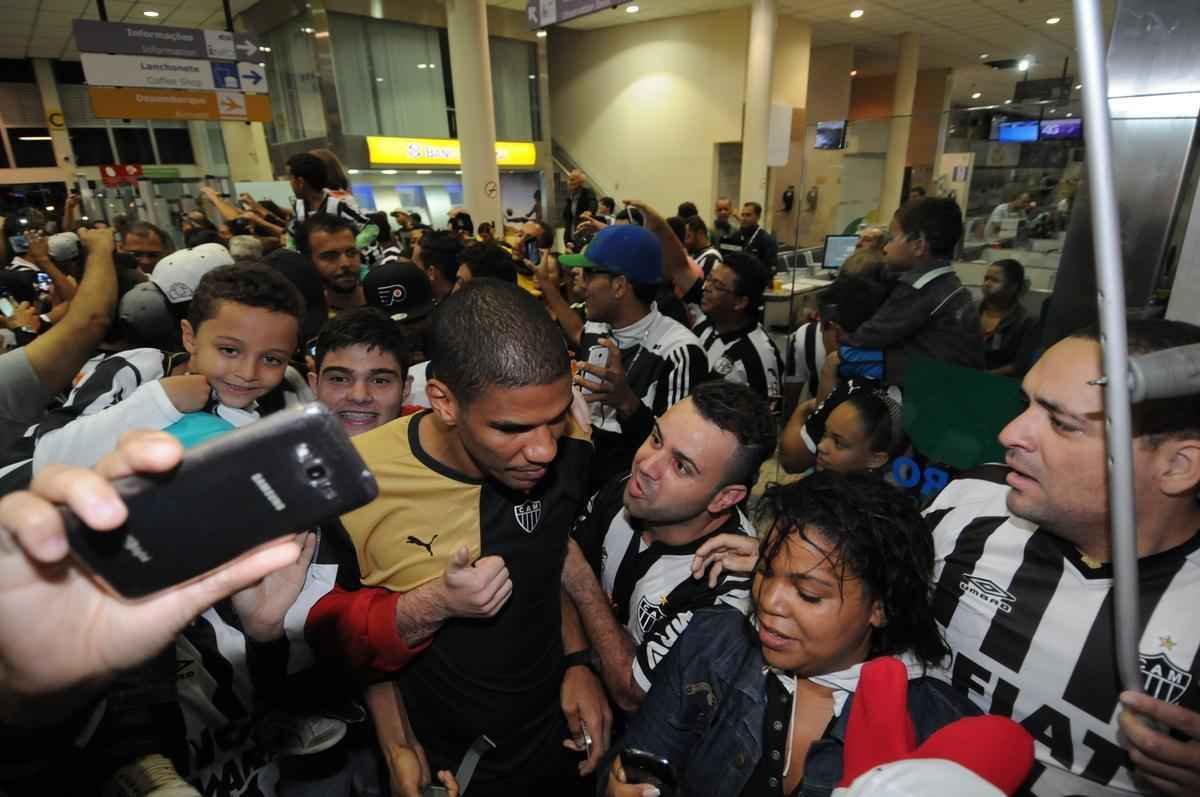 Jogadores do Atltico foram recebidos no Aeroporto da Pampulha na noite deste domingo por dezenas de torcedores e voltaram a erguer a taa. O atacante J, autor do gol do ttulo sobre a Caldense, em Varginha, foi um dos mais festejados. Pratto, Luan, Dtolo e o tcnico Levir Culpi estiveram entre os mais badalados para fotos e autgrafos. O Galo chegou ao seu 43 ttulo estadual.