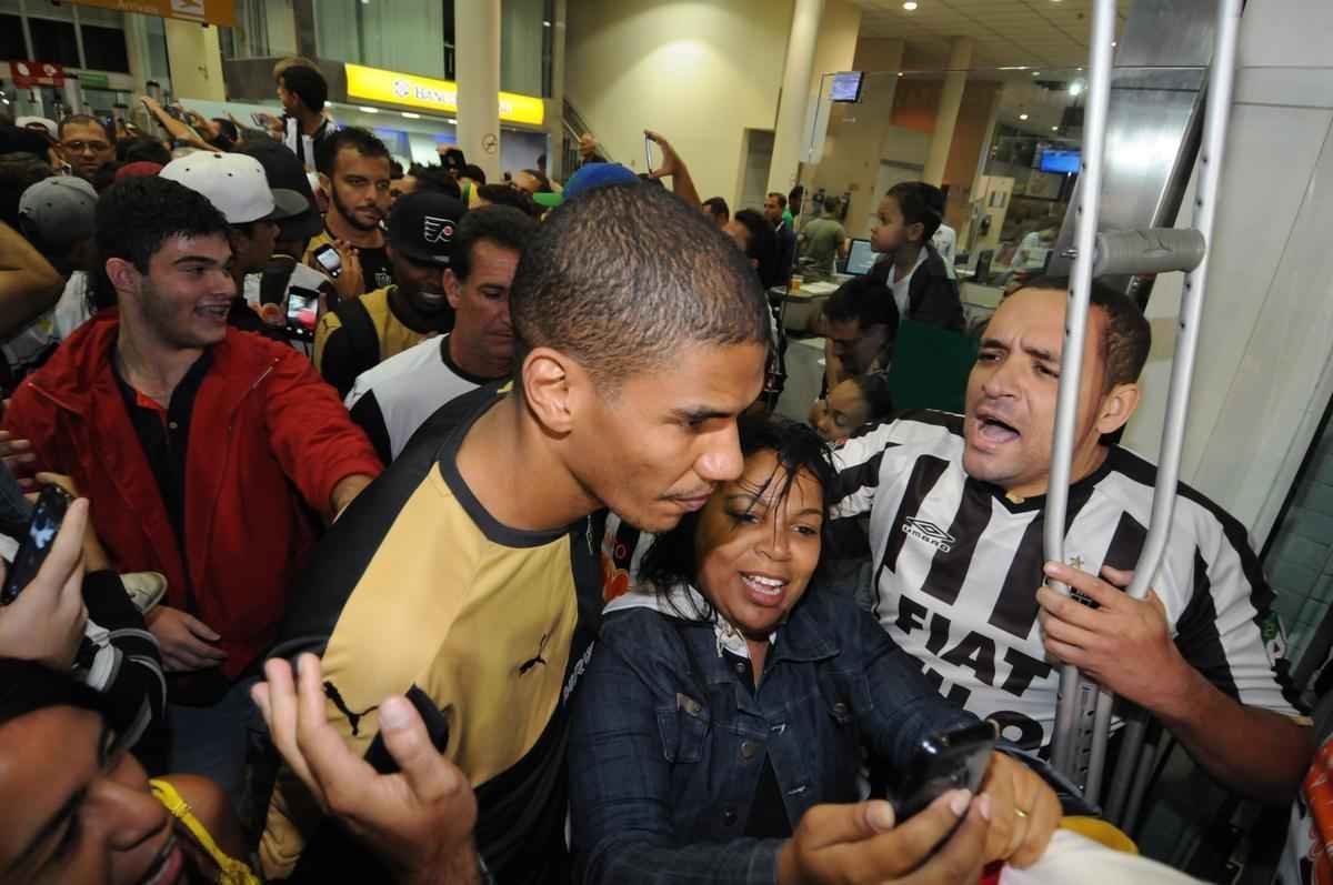 Jogadores do Atltico foram recebidos no Aeroporto da Pampulha na noite deste domingo por dezenas de torcedores e voltaram a erguer a taa. O atacante J, autor do gol do ttulo sobre a Caldense, em Varginha, foi um dos mais festejados. Pratto, Luan, Dtolo e o tcnico Levir Culpi estiveram entre os mais badalados para fotos e autgrafos. O Galo chegou ao seu 43 ttulo estadual.