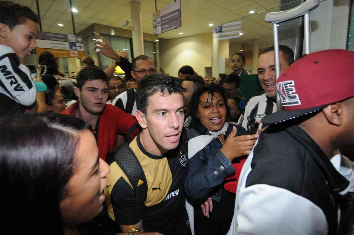 Jogadores do Atltico foram recebidos no Aeroporto da Pampulha na noite deste domingo por dezenas de torcedores e voltaram a erguer a taa. O atacante J, autor do gol do ttulo sobre a Caldense, em Varginha, foi um dos mais festejados. Pratto, Luan, Dtolo e o tcnico Levir Culpi estiveram entre os mais badalados para fotos e autgrafos. O Galo chegou ao seu 43 ttulo estadual. Na foto, Leandro Donizete.