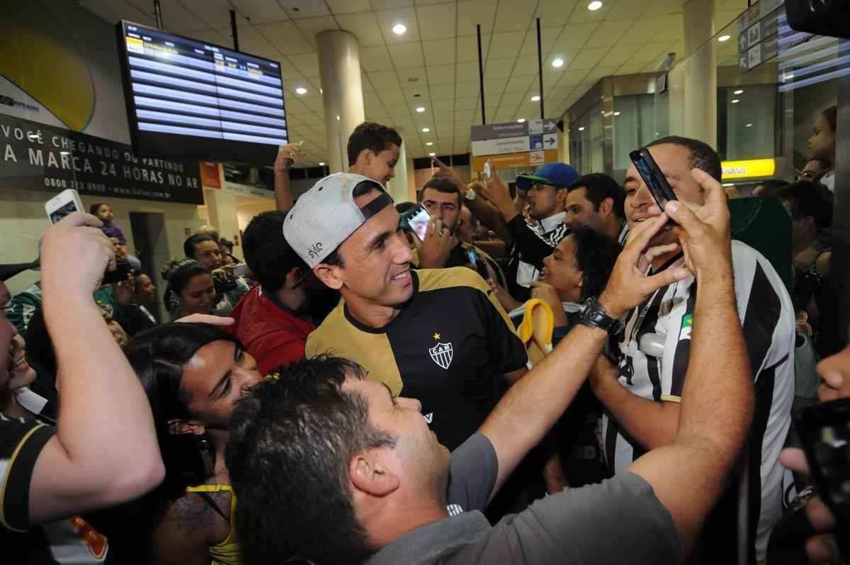Jogadores do Atltico foram recebidos no Aeroporto da Pampulha na noite deste domingo por dezenas de torcedores e voltaram a erguer a taa. O atacante J, autor do gol do ttulo sobre a Caldense, em Varginha, foi um dos mais festejados. Pratto, Luan, Dtolo e o tcnico Levir Culpi estiveram entre os mais badalados para fotos e autgrafos. O Galo chegou ao seu 43 ttulo estadual.