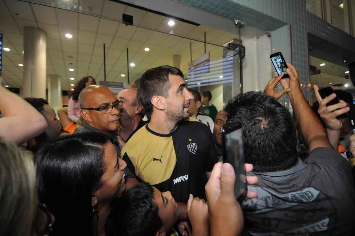 Atacante argentino Lucas Pratto no desembarque do Galo na Pampulha