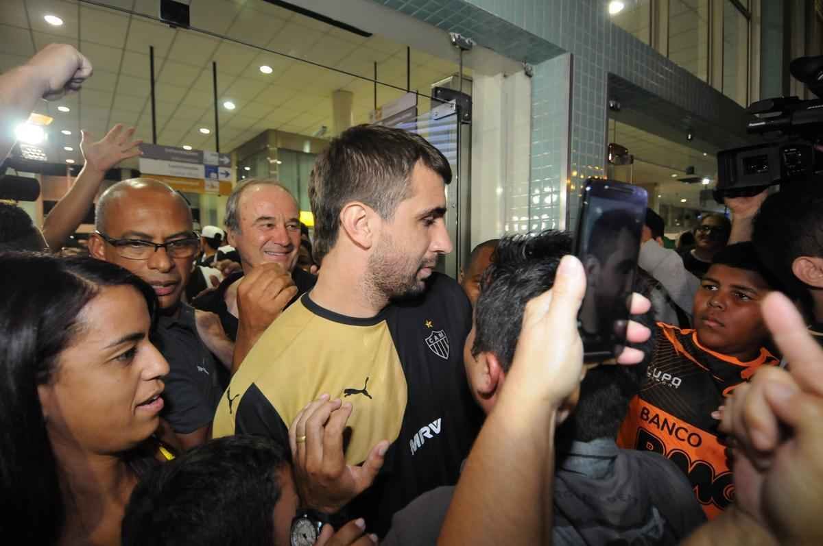 Atacante argentino Lucas Pratto no desembarque do Galo na Pampulha