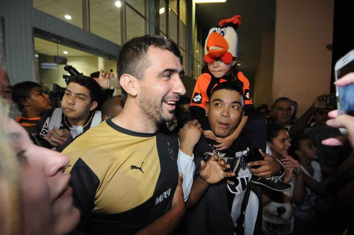 Atacante argentino Lucas Pratto no desembarque do Galo na Pampulha
