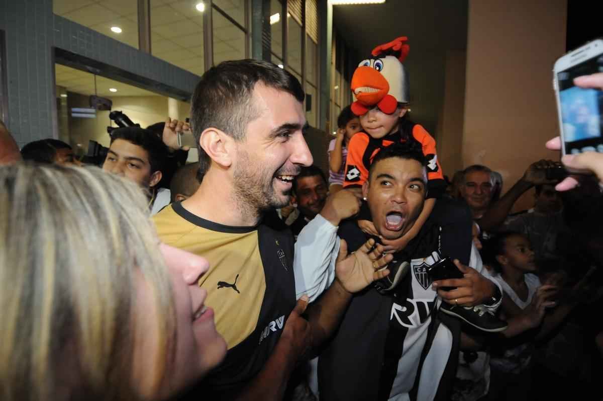 Atacante argentino Lucas Pratto no desembarque do Galo na Pampulha