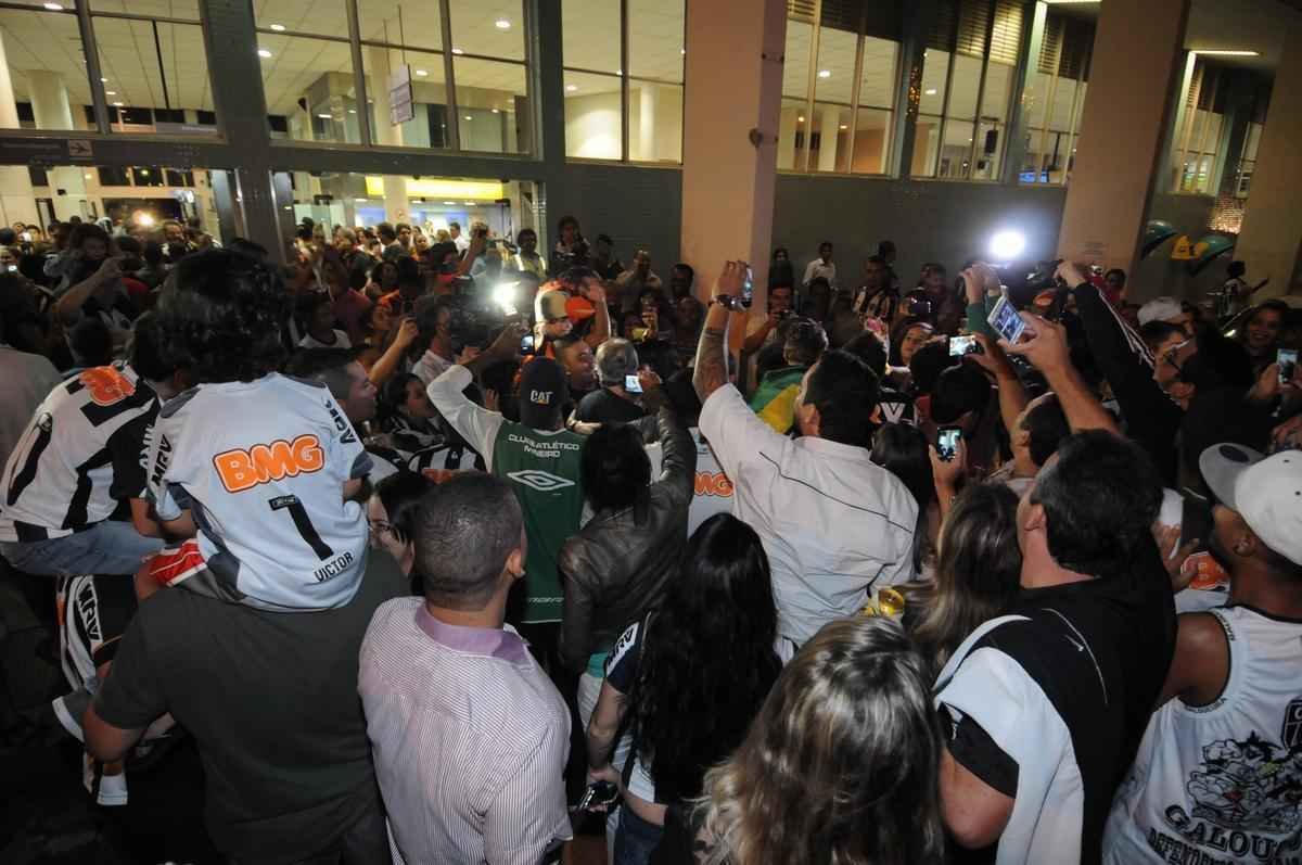 Jogadores do Atltico foram recebidos no Aeroporto da Pampulha na noite deste domingo por dezenas de torcedores e voltaram a erguer a taa. O atacante J, autor do gol do ttulo sobre a Caldense, em Varginha, foi um dos mais festejados. Pratto, Luan, Dtolo e o tcnico Levir Culpi estiveram entre os mais badalados para fotos e autgrafos. O Galo chegou ao seu 43 ttulo estadual.