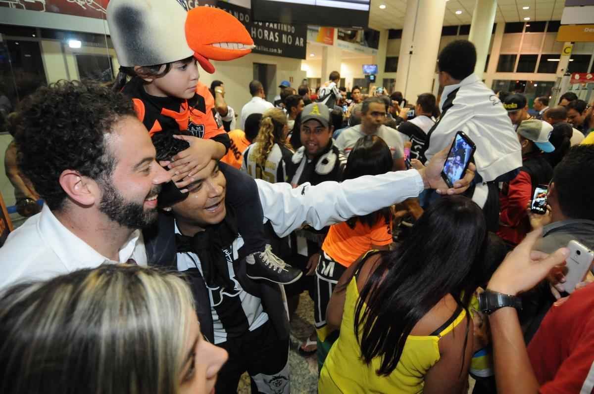 At mesmo o presidente Daniel Nepomuceno tirou fotos com os torcedores