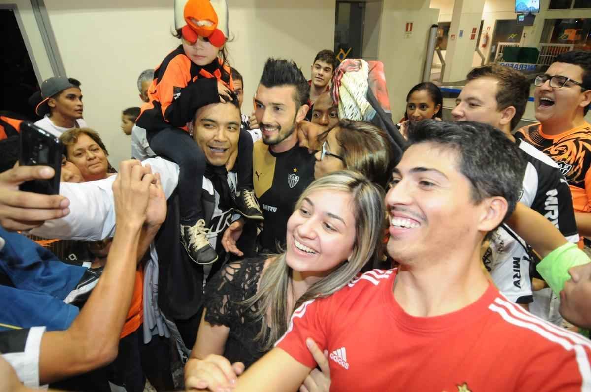 Jogadores do Atltico foram recebidos no Aeroporto da Pampulha na noite deste domingo por dezenas de torcedores e voltaram a erguer a taa. O atacante J, autor do gol do ttulo sobre a Caldense, em Varginha, foi um dos mais festejados. Pratto, Luan, Dtolo (foto) e o tcnico Levir Culpi estiveram entre os mais badalados para fotos e autgrafos. O Galo chegou ao seu 43 ttulo estadual.