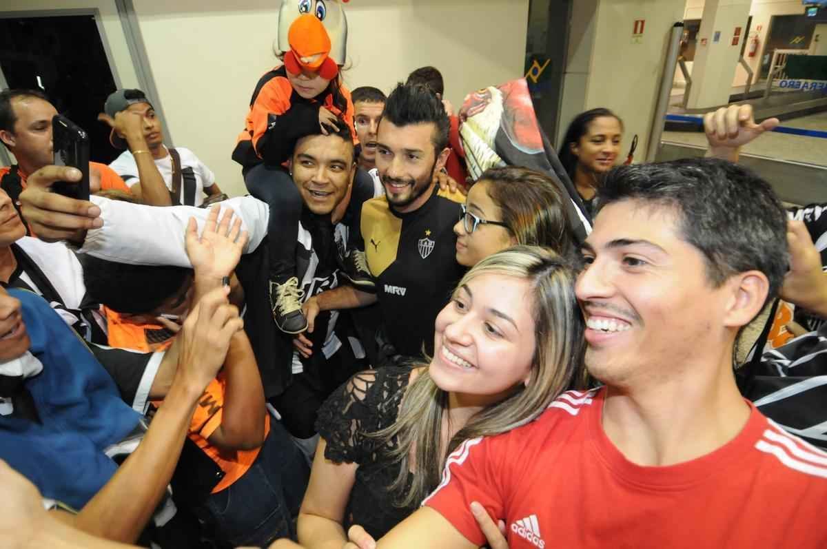 Jogadores do Atltico foram recebidos no Aeroporto da Pampulha na noite deste domingo por dezenas de torcedores e voltaram a erguer a taa. O atacante J, autor do gol do ttulo sobre a Caldense, em Varginha, foi um dos mais festejados. Pratto, Luan, Dtolo (foto) e o tcnico Levir Culpi estiveram entre os mais badalados para fotos e autgrafos. O Galo chegou ao seu 43 ttulo estadual.