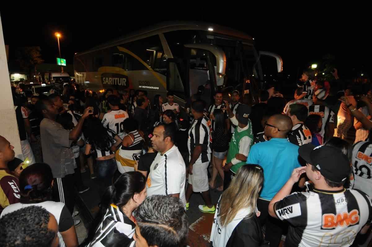 Jogadores do Atltico foram recebidos no Aeroporto da Pampulha na noite deste domingo por dezenas de torcedores e voltaram a erguer a taa. O atacante J, autor do gol do ttulo sobre a Caldense, em Varginha, foi um dos mais festejados. Pratto, Luan, Dtolo e o tcnico Levir Culpi estiveram entre os mais badalados para fotos e autgrafos. O Galo chegou ao seu 43 ttulo estadual.